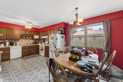 815 817 W 10 Avenue N Clear Lake IA 50428