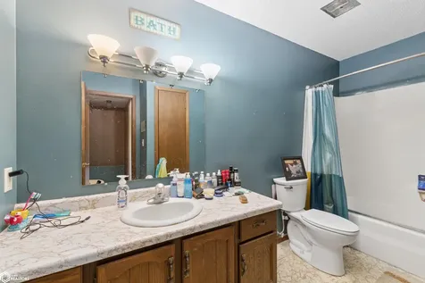 815 817 W 10 Avenue N Clear Lake IA 50428