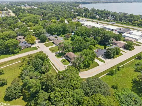 815 817 W 10 Avenue N Clear Lake IA 50428
