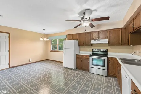 815 817 W 10 Avenue N Clear Lake IA 50428