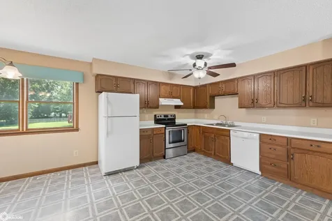815 817 W 10 Avenue N Clear Lake IA 50428