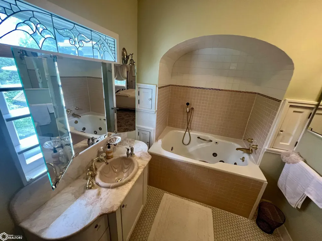 707 E Burlington Avenue Fairfield IA 52556