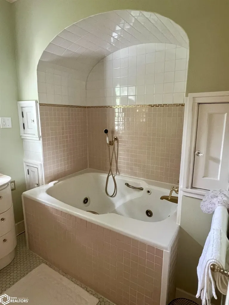 707 E Burlington Avenue Fairfield IA 52556
