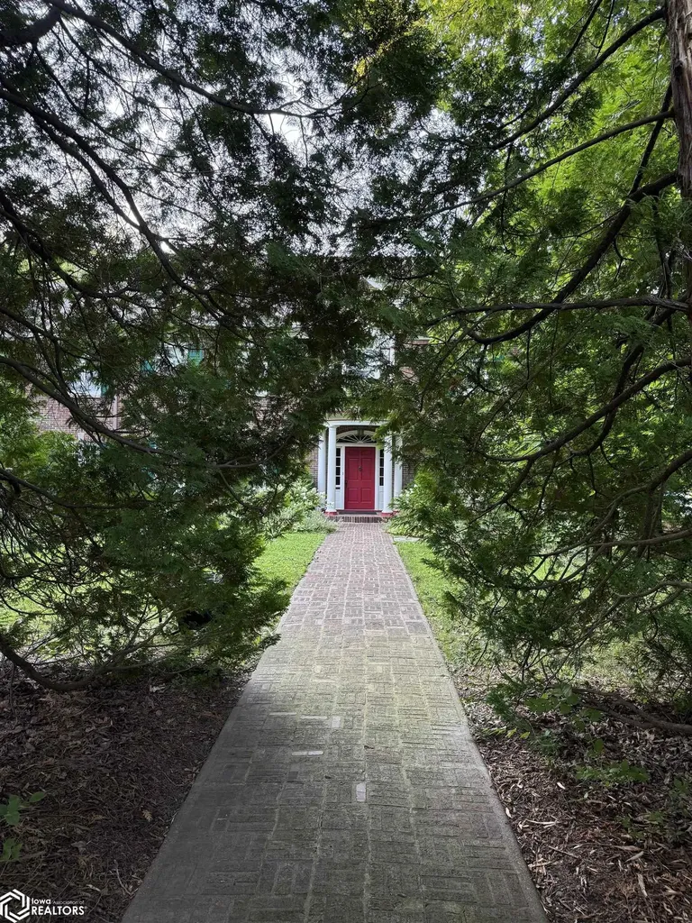 707 E Burlington Avenue Fairfield IA 52556