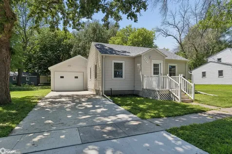 1007 9th Avenue N Clear Lake IA 50401