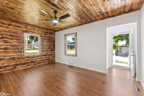 1007 9th Avenue N Clear Lake IA 50401