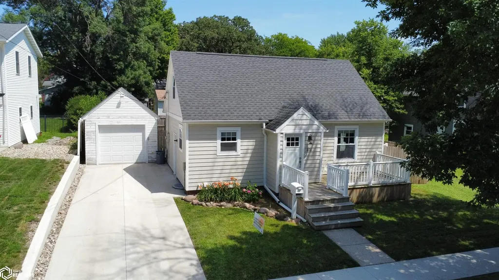 206 N 9th Street Clear Lake IA 50428