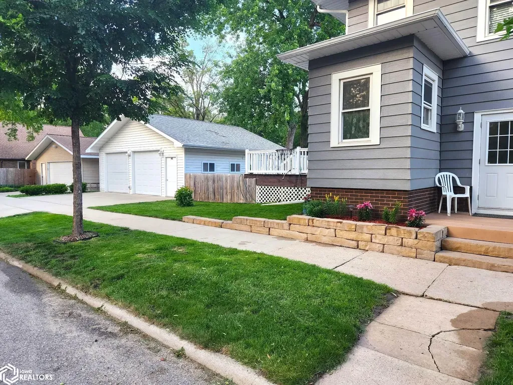 864 3rd Street NW Mason City IA 50401