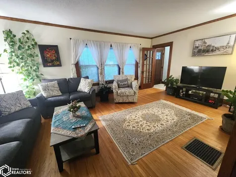 864 3rd Street NW Mason City IA 50401