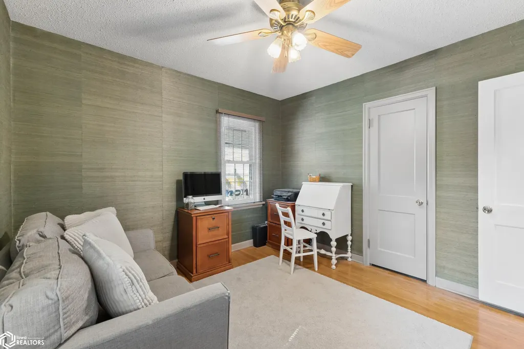 212 S Vermont Avenue Mason City IA 50401