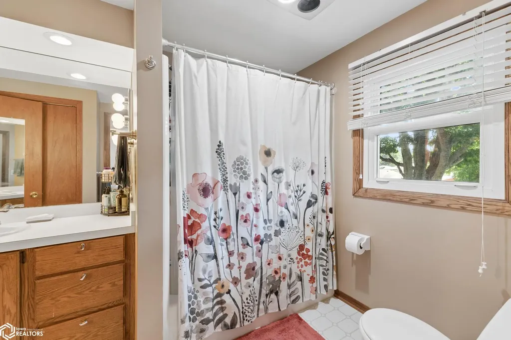 212 S Vermont Avenue Mason City IA 50401