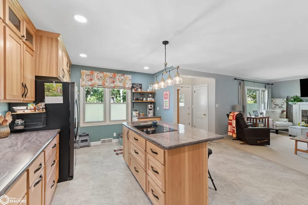 212 S Vermont Avenue Mason City IA 50401
