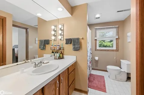 212 S Vermont Avenue Mason City IA 50401