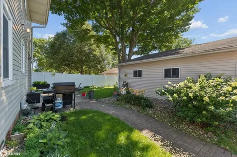212 S Vermont Avenue Mason City IA 50401