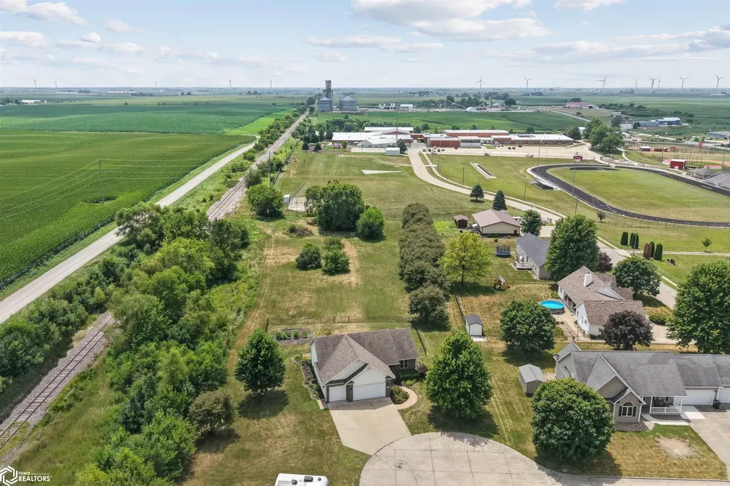 304 E Oak Circle New Sharon IA 50207