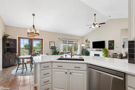 304 E Oak Circle New Sharon IA 50207