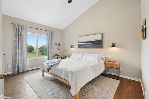 304 E Oak Circle New Sharon IA 50207