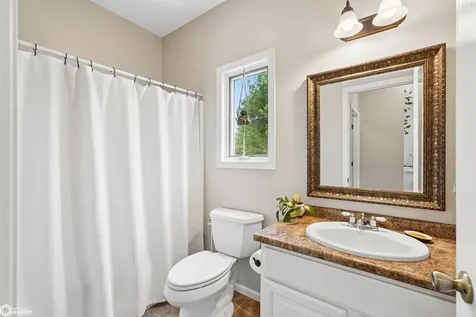 304 E Oak Circle New Sharon IA 50207
