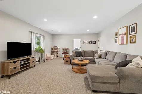 304 E Oak Circle New Sharon IA 50207
