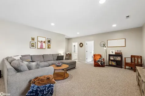 304 E Oak Circle New Sharon IA 50207