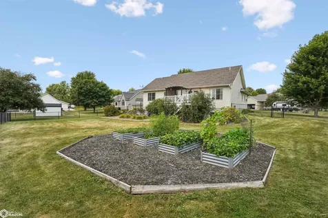 304 E Oak Circle New Sharon IA 50207