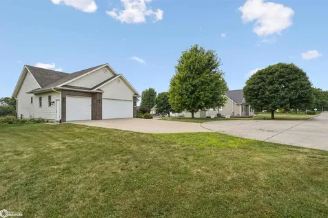 304 E Oak Circle New Sharon IA 50207
