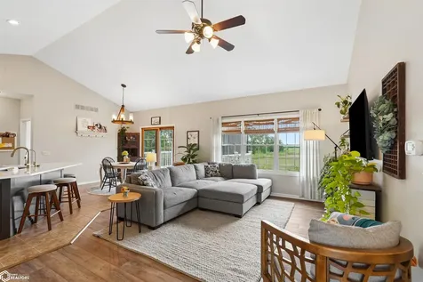 304 E Oak Circle New Sharon IA 50207