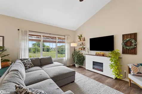 304 E Oak Circle New Sharon IA 50207