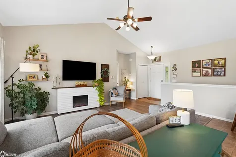 304 E Oak Circle New Sharon IA 50207