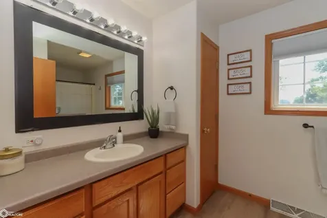 2186 Waters Way Washington IA 52353