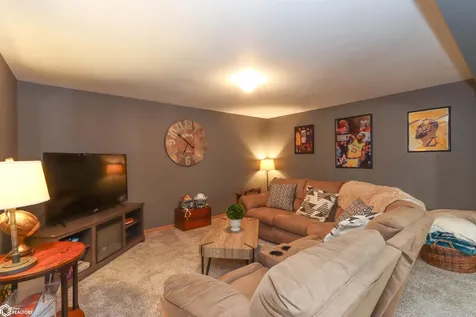 2186 Waters Way Washington IA 52353
