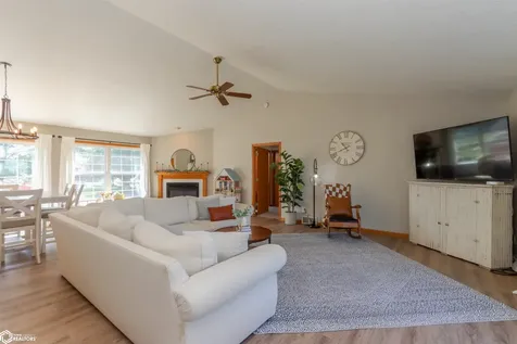 2186 Waters Way Washington IA 52353