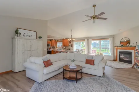 2186 Waters Way Washington IA 52353