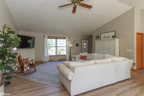 2186 Waters Way Washington IA 52353