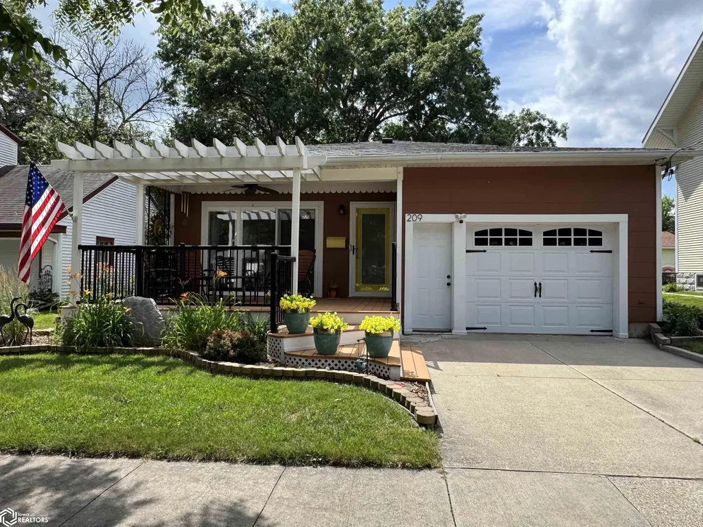 209 S 9th Street Clear Lake IA 50428