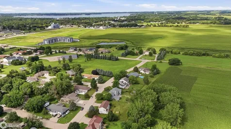 2202 16th Avenue N Clear Lake IA 50428
