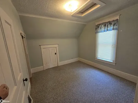 437 N 10th Street Oskaloosa IA 52577-1767