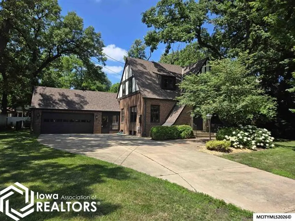 76 N Crescent Drive Mason City IA 50401