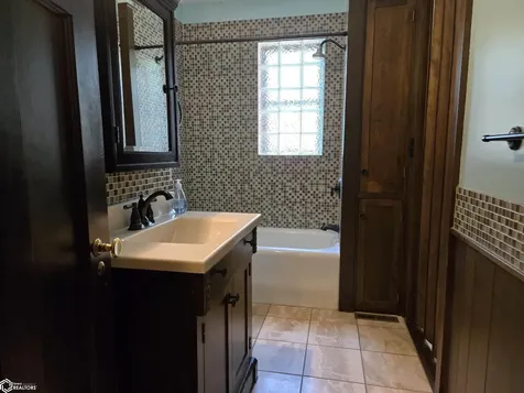 76 N Crescent Drive Mason City IA 50401