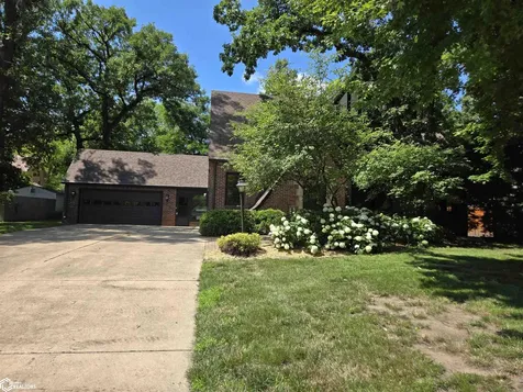 76 N Crescent Drive Mason City IA 50401