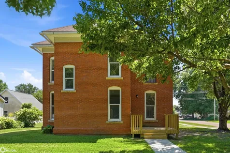 202 E Center Street Winfield IA 52659