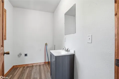 202 E Center Street Winfield IA 52659