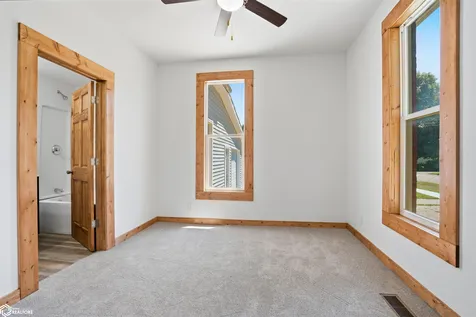 202 E Center Street Winfield IA 52659