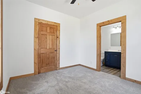 202 E Center Street Winfield IA 52659