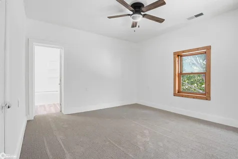 202 E Center Street Winfield IA 52659