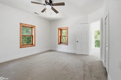 202 E Center Street Winfield IA 52659