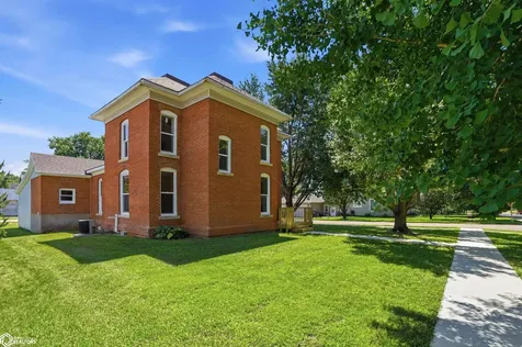 202 E Center Street Winfield IA 52659