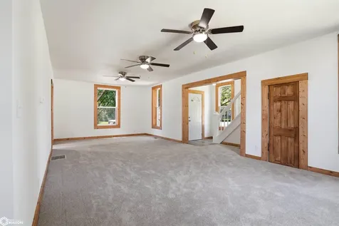 202 E Center Street Winfield IA 52659