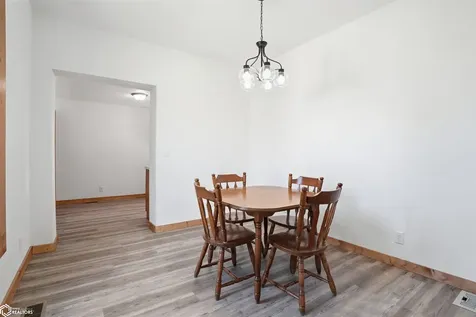 202 E Center Street Winfield IA 52659