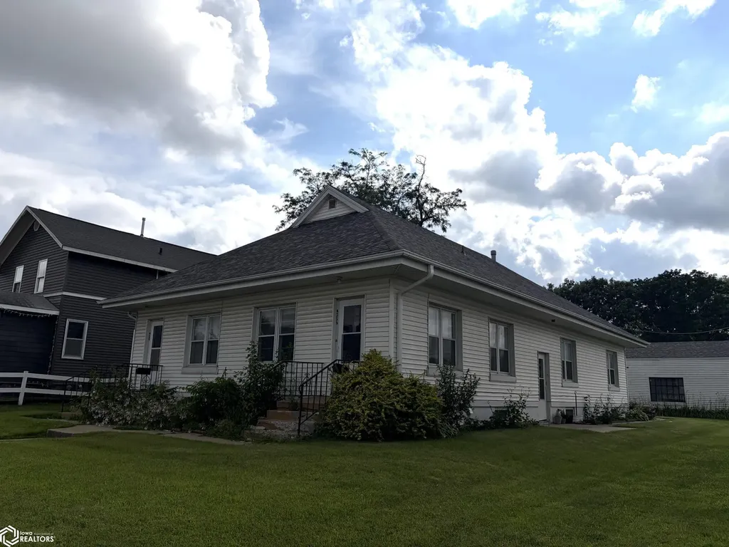 406 N 3rd Avenue Marshalltown IA 50158
